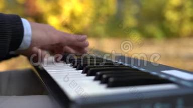 钢琴家演奏钢琴的特写手